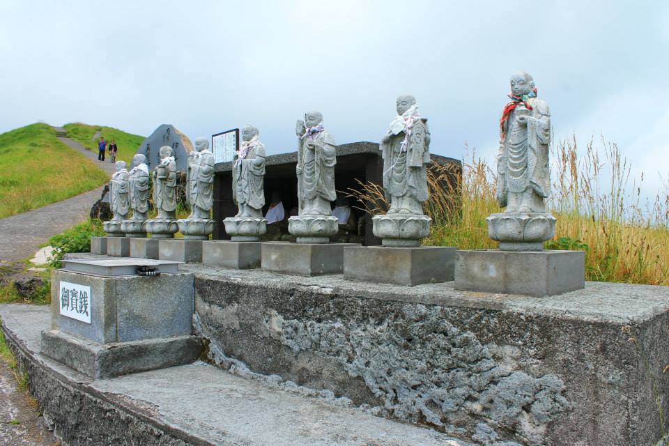 Statuer på Omuro vulkanen. 