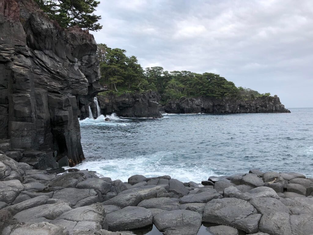 Tajima no Taki vandfaldet i slutningen af jogasaki vandrestien. Vandet løber direkte ud i havet. 