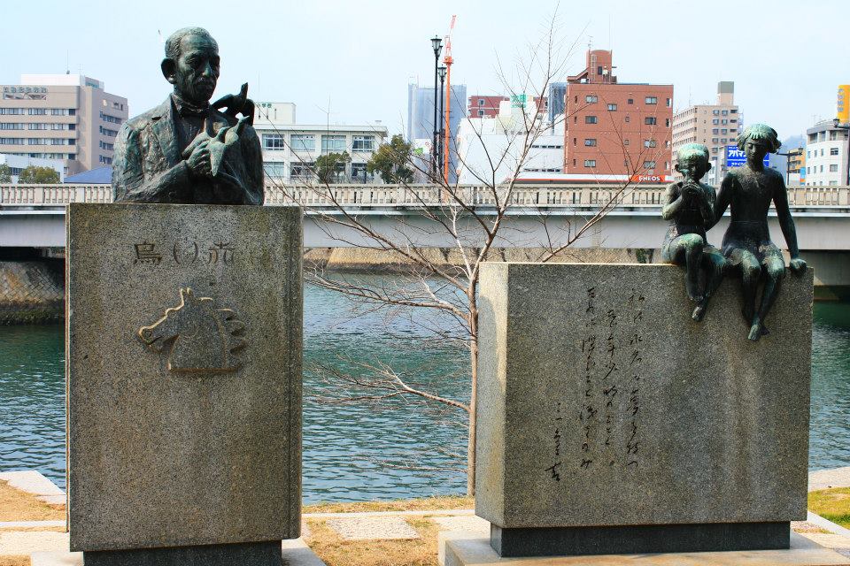 Langs floden i hiroshima står der mange mindes mærker. 