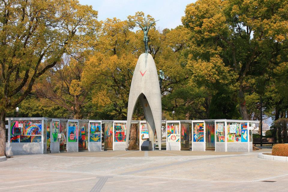 Mindesmærker i parken ved siden af Hiroshima Peace Memorial museum. 