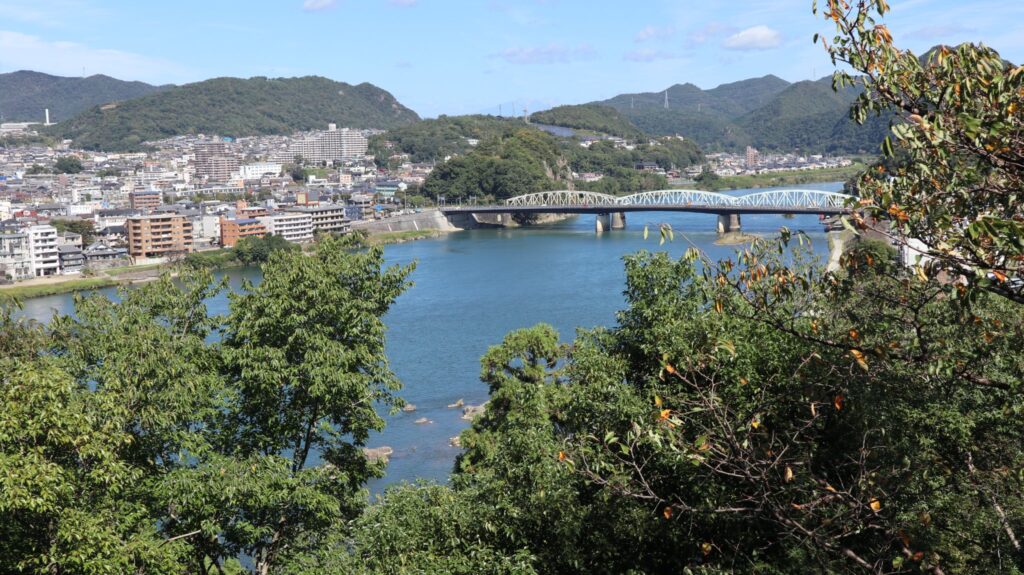 Udsigt over Kiso floden fra Inuyama slot. 