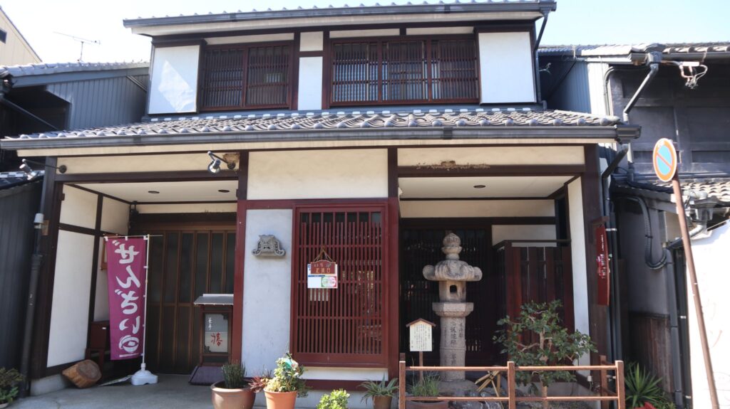 Vejen til Inuyama slot er belagt med små gammeldags butikker. 