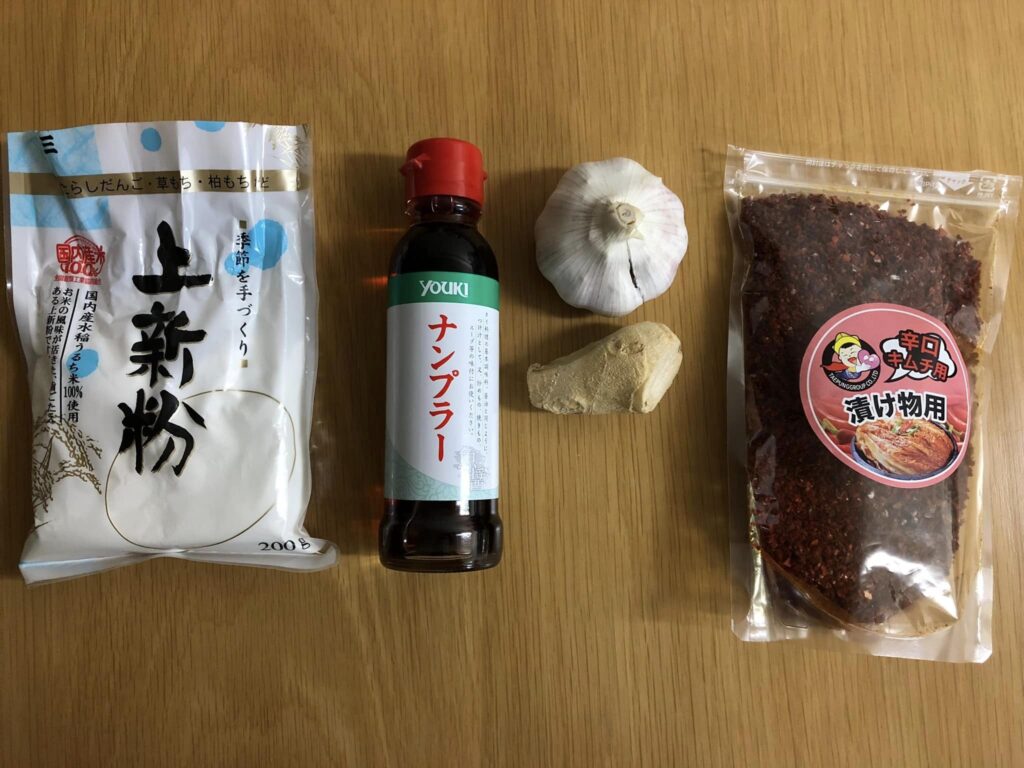 Ingredienser til kimchisauce, rismel. fiskesauce, hvidløg, ingefør og gochu-garu. 