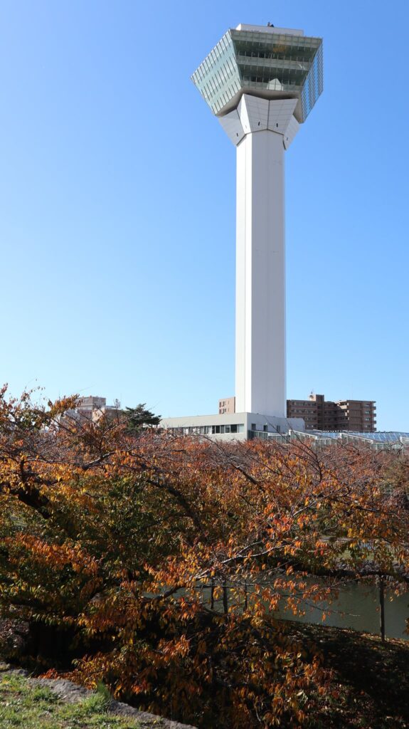 Goryokaku Tower ved siden af parken hvor man finder fortet. 