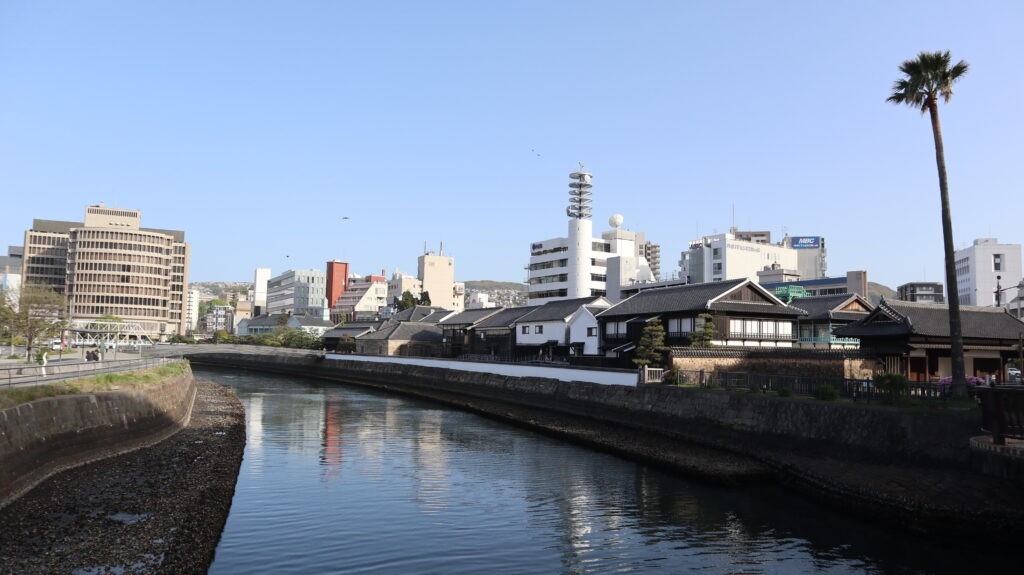 Dejima set fra floden Nakashima. 