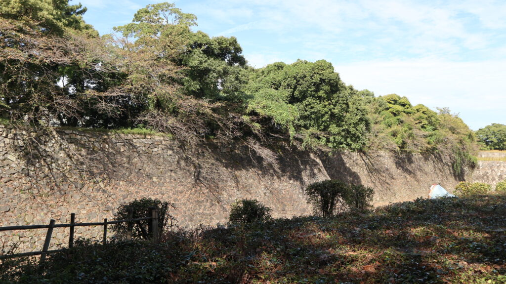 Ydermuren ind til Nagoya Slot. 