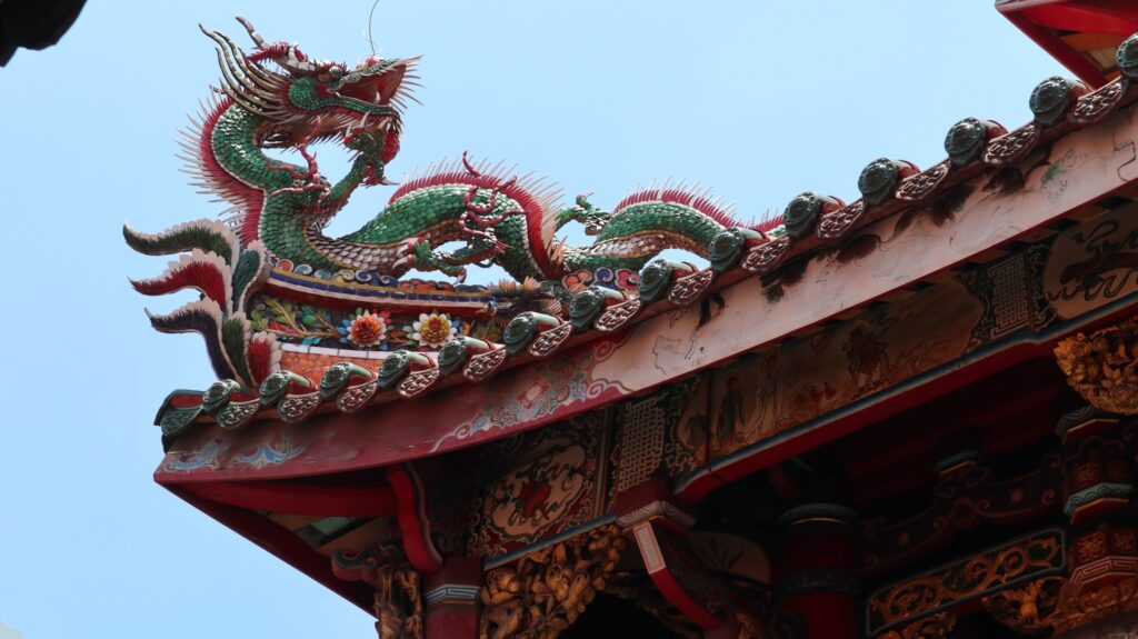 Drage på taget af Longshang templet i taipei. 