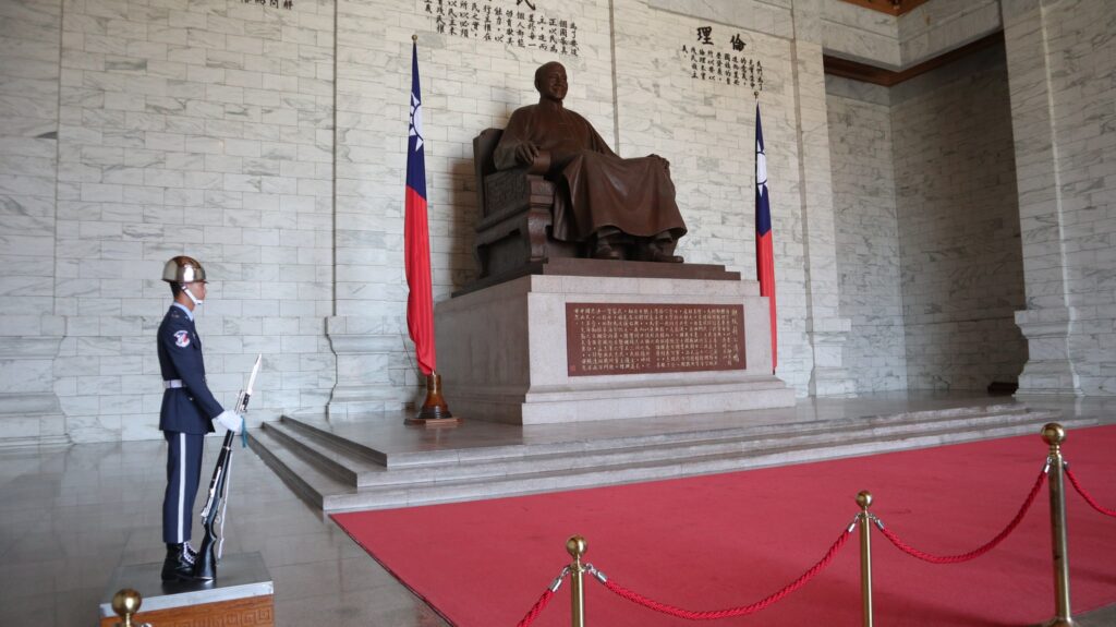 En af vagterne i Chiang Kai-shek Memorial Hall. 