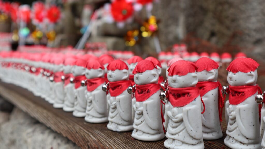 Små jizo statuer til minde om børn ved Yamadera templet. 