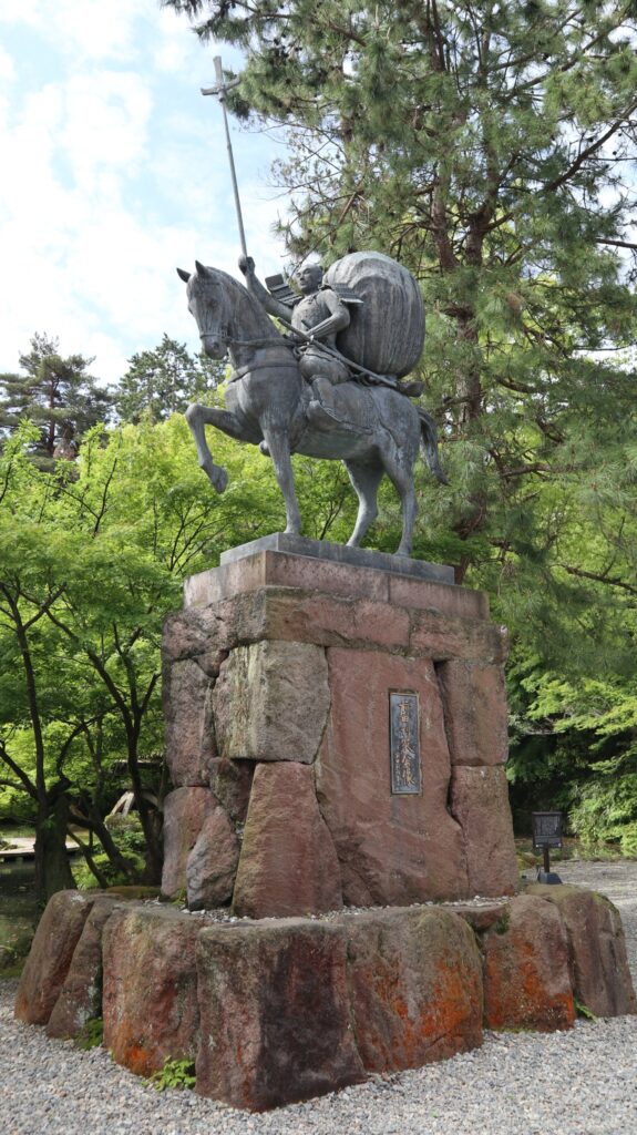 Statue ved Maeda Toshiie. 