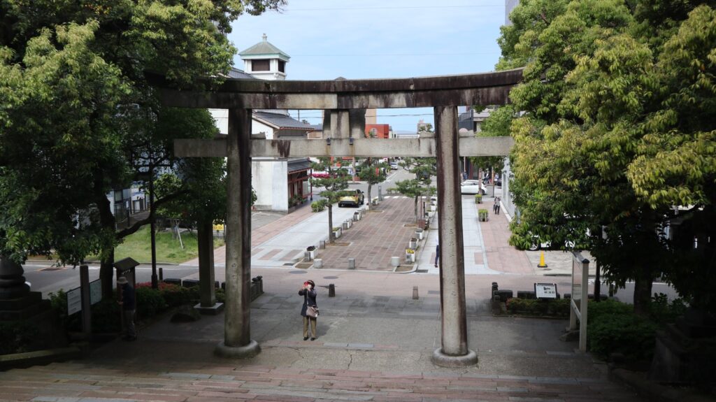 Den traditionelle japanske torii foran Oyama Shrine. 