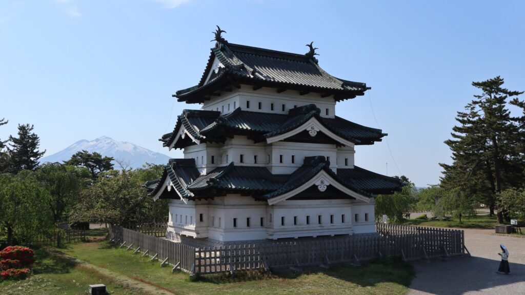 Hirosaki Slot og Iwaki bjerget i baggrunden. 