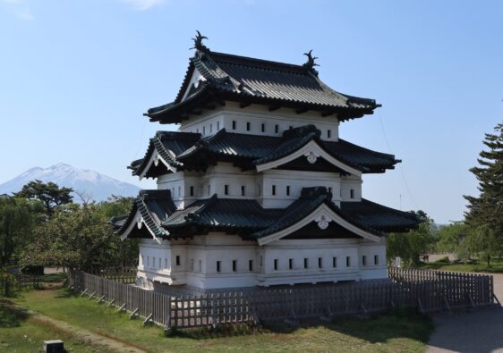 Hirosaki Slot i Aomori med Iwaki bjerget i baggrunden.