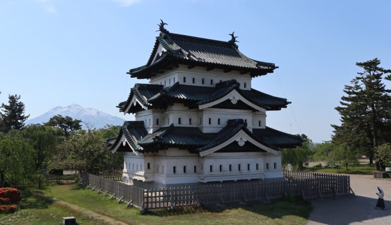 Hirosaki Slot i Aomori med Iwaki bjerget i baggrunden.