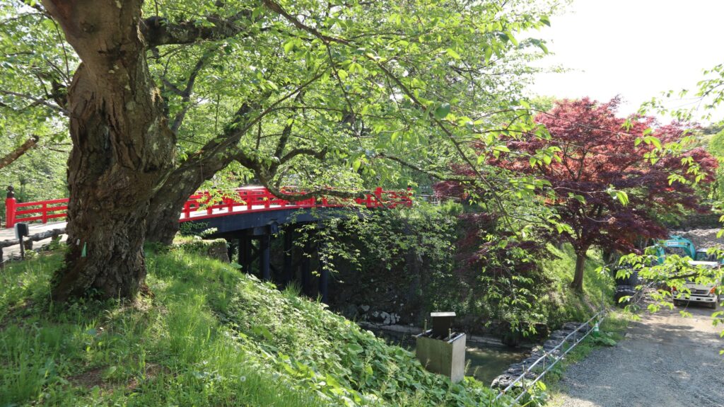 En af de røde broer i parken, hvor Hirosaki Slot står. 