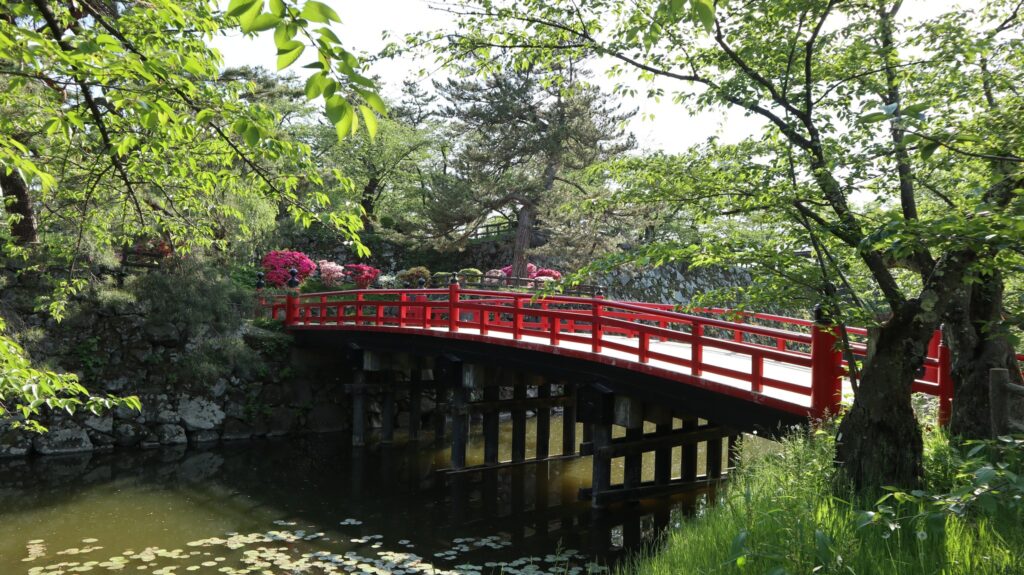 En af de røde broer i Hirosaki Slots Park i Aomori. 