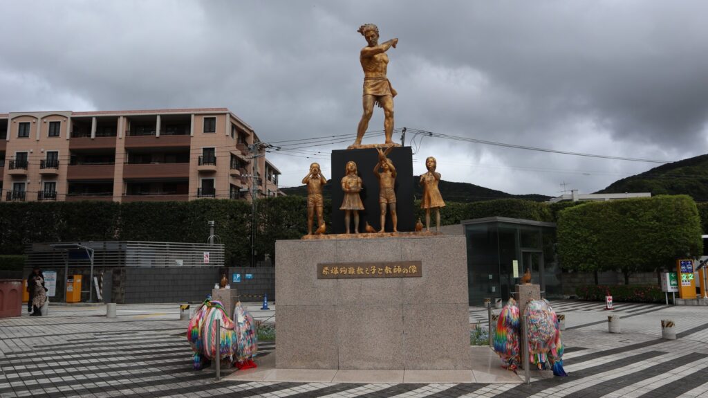 Statue ude foran Atom-bombe Museet i Nagasaki. 