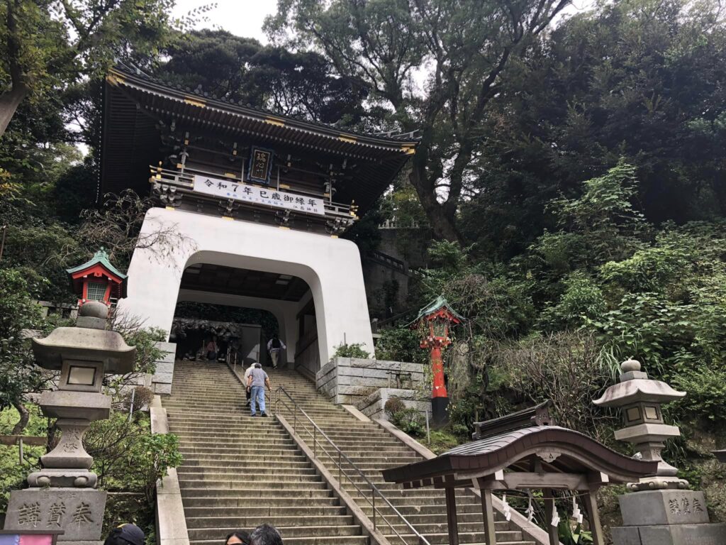 Indgangen til Enoshima Shrine. 