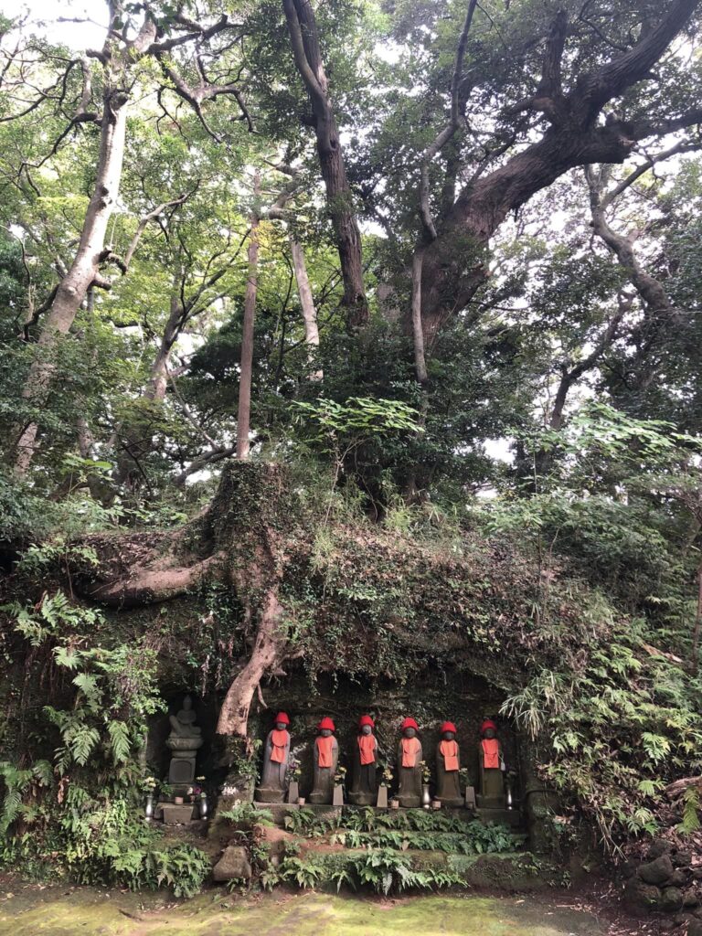 Statuer under et træ ved Jinmu-ji templet. 